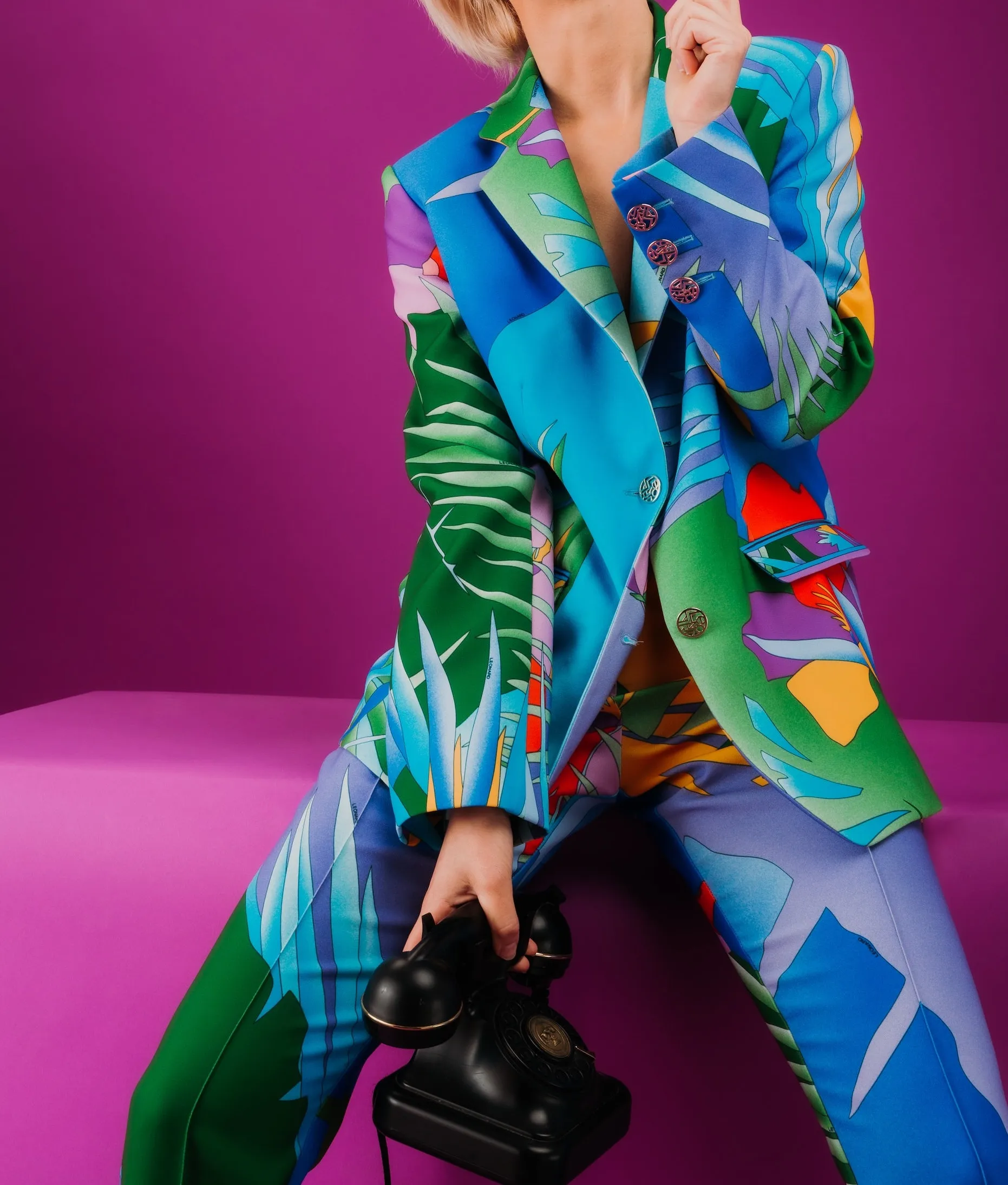 Modelo con traje heco con sublimación textil.