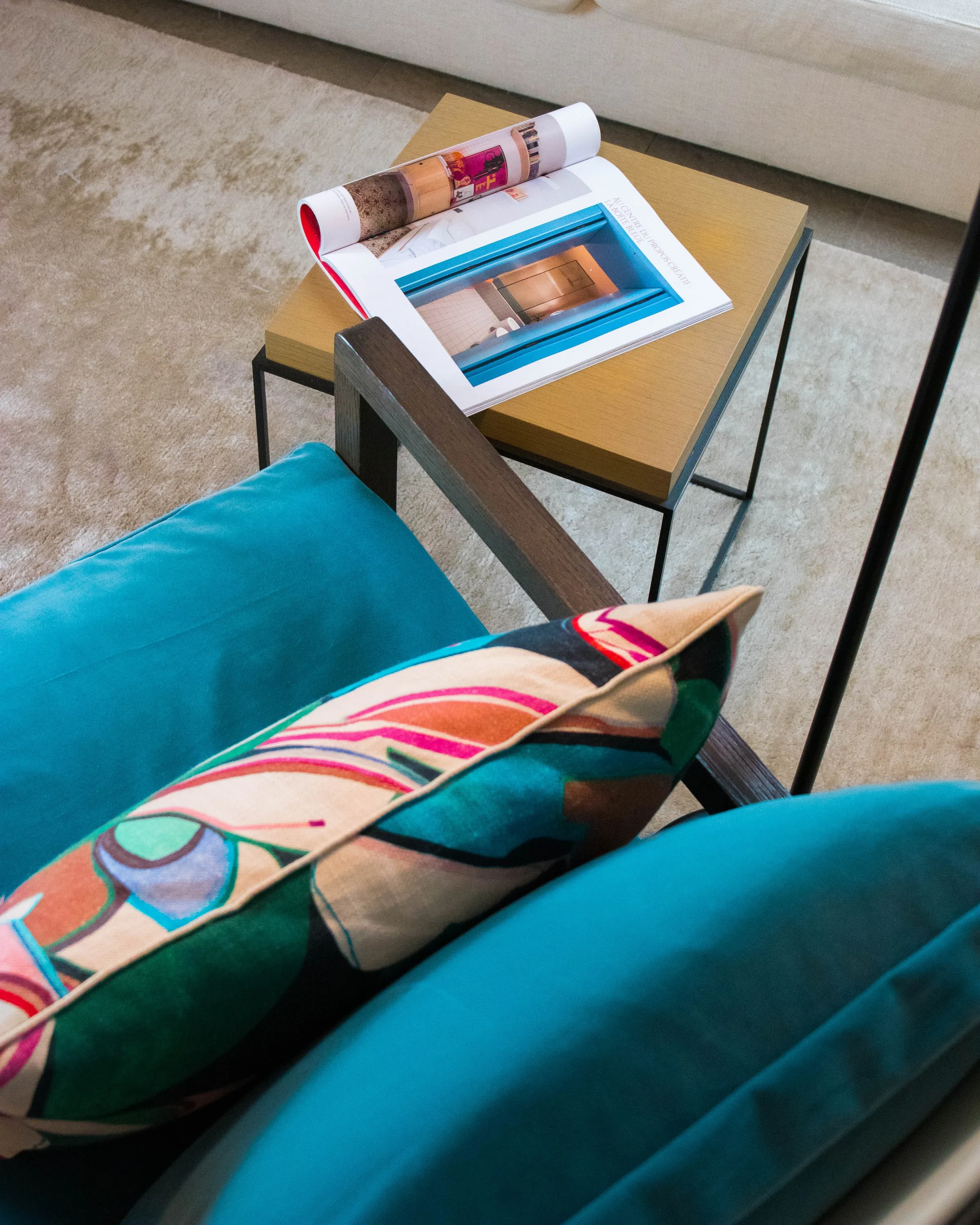 Detalle de sillón con un cojín sublimado.